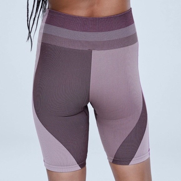 Nike Sculpt Seamless Tight Fit Training Shorts Size Small NWT - Picture 2 of 8